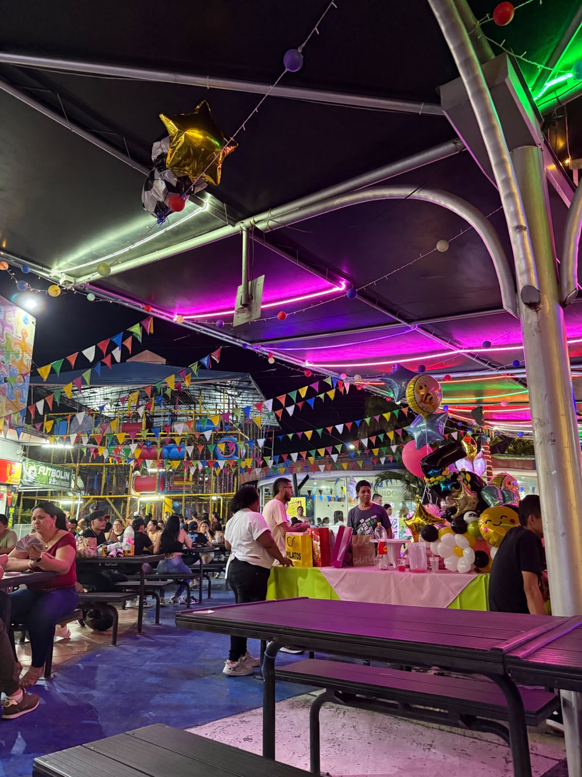 Zona de comidas decorada para cumpleaños