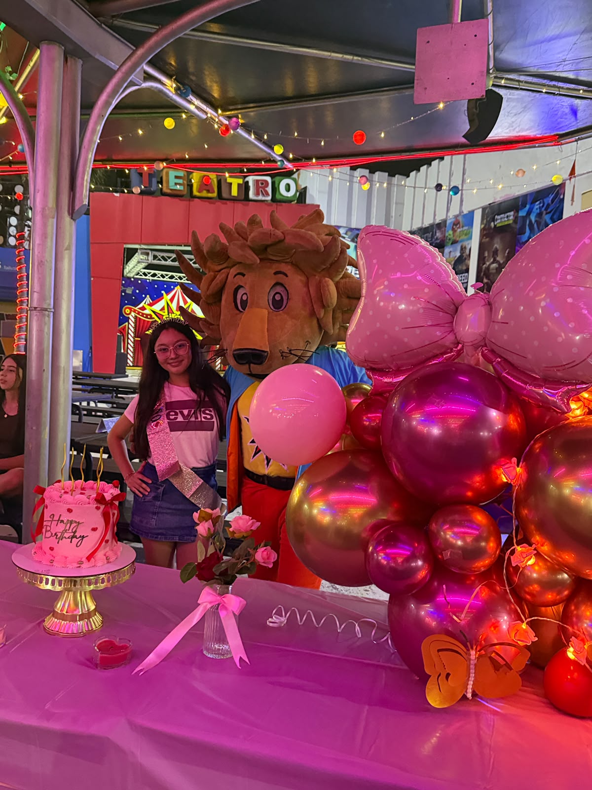 Cumpleañera con la mascota de Circus Pop