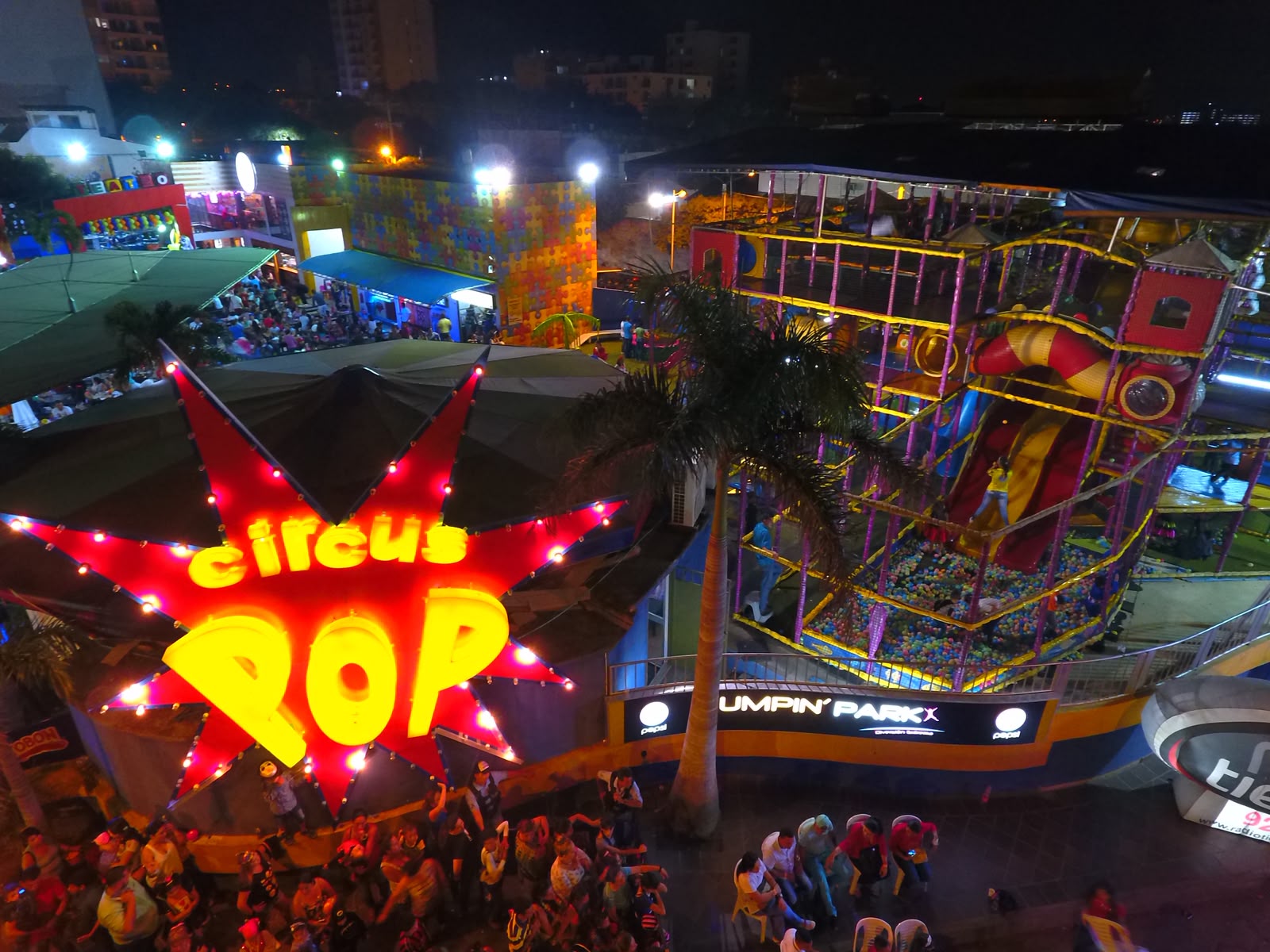 Familia colombiana celebrando un cumpleaños en Circus Pop Cúcuta