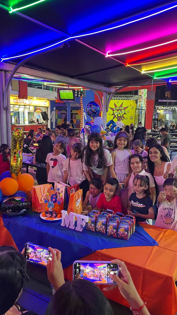 Partida de Torta en Zona de Comidas en Circus Pop